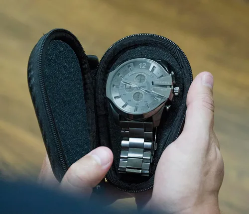 Vista 4 de Casematix Caja de reloj de viaje para relojes de acero inoxidable con banda de metal para hombres y mujeres, hasta 2.205 in Negro