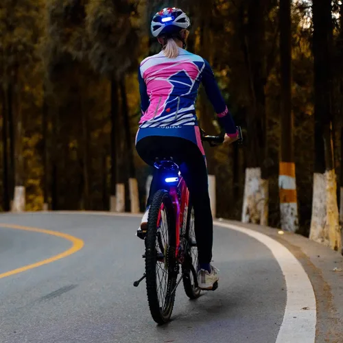 Vista 2 de Paquete de 2 luces traseras azules para bicicleta, luces traseras de bicicleta recargables por USB, ultra brillantes, luz trasera LED de alta