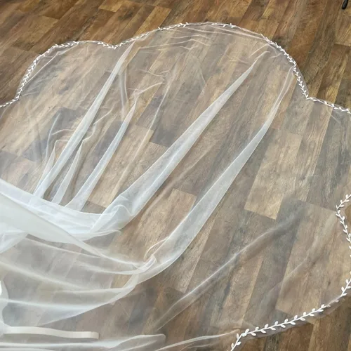 Vista 6 de Cadence Elegant Bridal Veil with Mesh Applique Trim - One Layer, 118.1 inches Long - White Off