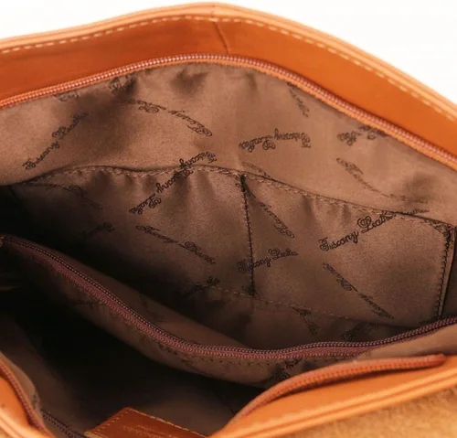 Vista 5 de Tuscany Leather TLBag Bolso de hombro de piel suave con detalle de borla