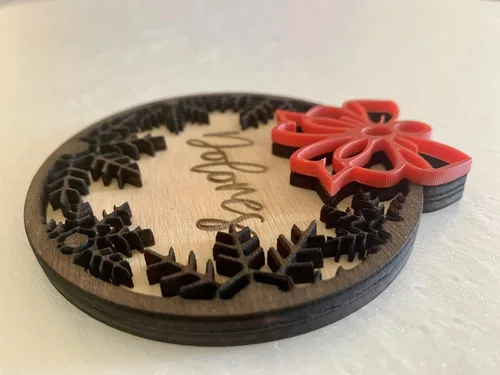 Vista 3 de Adorno de madera de Navidad personalizado con nombre grabado personalizado, adorno de Navidad 2025, decoración de árbol de vacaciones hecho a mano