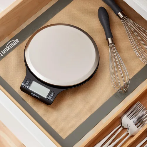 Vista 7 de Amazon Basics - Báscula de cocina digital con pantalla LCD, pilas incluidas, pesa hasta 11 libras, negra y de acero inoxidable