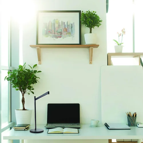 Vista 5 de Newhouse Lighting Adonis Lámpara de escritorio LED moderna de metal blanco regulable y ajustable con temperatura de color de bajo consumo
