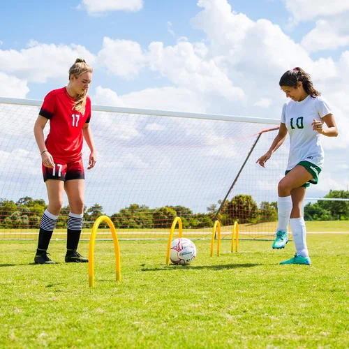 Vista 7 de Champion Sports Juego de arco de pases de fútbol, 12 arcos de entrenamiento duraderos con estacas y bolsa de transporte, porterías de fútbol