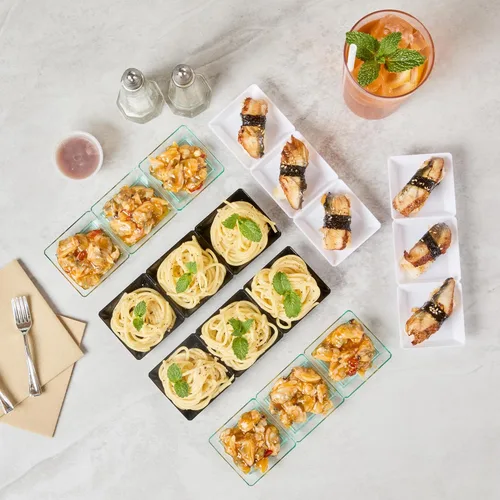 Vista 9 de Restaurantware Bandejas de salsa de 7.5 x 2.5 pulgadas, 100 platos desechables divididos para servir, tapas se venden por separado, de plástico Negro