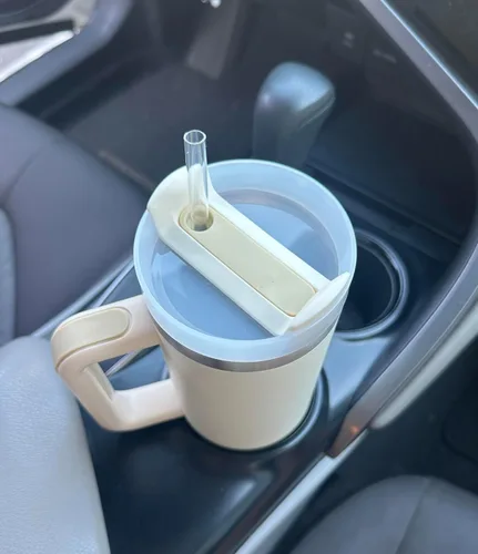Vista 5 de Termo de acero inoxidable de 30 onzas- Taza con asa, doble pared, tapa hermetica y popote- Mantiene bebidad frias o Calientes- Beige o Negro, ideal