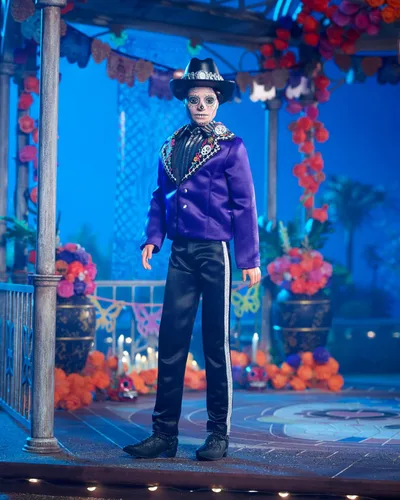 Vista 5 de Barbie Signature Ken Fashion Muñeca, 2023 Dia de Muertos coleccionable con chaqueta azul, sombrero negro y soporte para muñeca