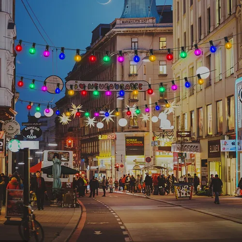 Vista 4 de Paquete de 25 bombillas LED multicolor G40 de repuesto de Navidad, 1 vatio, base de candelabro E12/C7, bombillas LED Edison inastillables