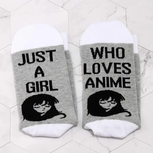 Vista 3 de LEVLO 2 pares de calcetines de anime novedad regalo para amantes de anime Just A Girl Who Loves Anime calcetines de anime de regalo