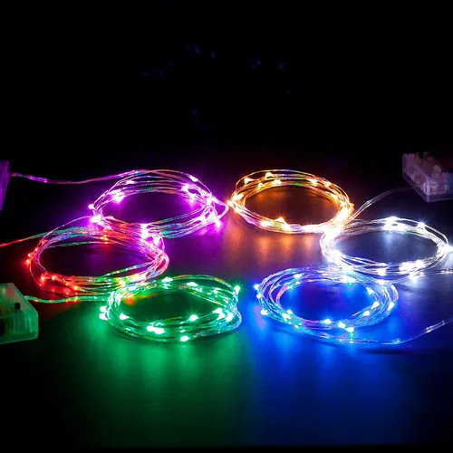 Vista 7 de 20 tiras de luces microledes en color blanco cálido, a batería, con cable plateado de 7 pies