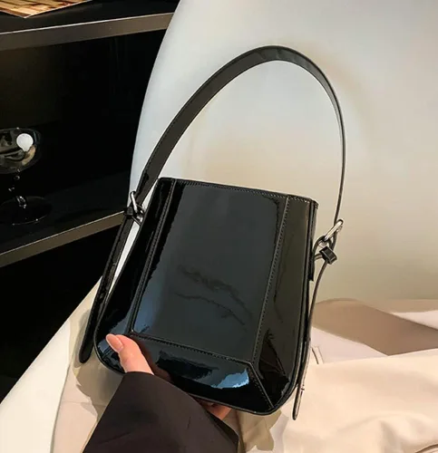 Vista 9 de Bolso hobo para mujer, de charol, de color plateado brillante, bolso de hombro Y2K, bolso de hombro para fiesta 2023