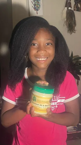 Vista 3 de MGL Naturals Aceite de Coco y Manteca de Karité Alimento Natural para el Cabello elaborado con ingredientes orgánicos. Nutre e hidrata el cabello.