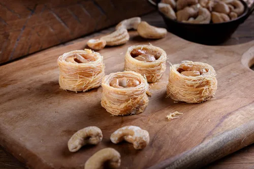 Vista 3 de Snacklava Cashew Bird's Nest - Paquete de 6 (24 piezas por paquete) - Sin ingredientes artificiales, colores o conservantes - Pasteles hechos a mano