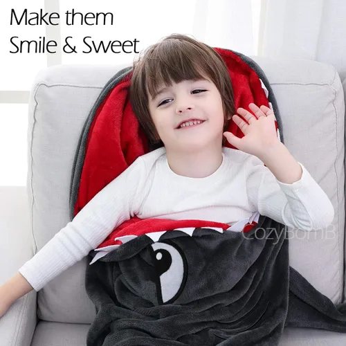 Vista 3 de CozyBomB Manta de animales con cola de tiburón para niños, diseño acogedor y suave de una pieza, manta de felpa duradera sin costuras