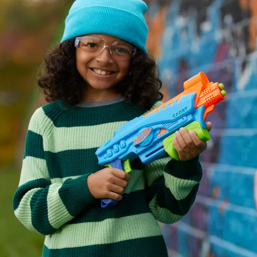 Vista 7 de Nerf Elite Jr Ultimate Starter Set, 2 lanzadores de espuma de juguete fáciles de jugar, 15 dardos Nerf Elite, 2 objetivos, juegos al aire libre