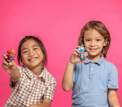 Vista 3 de Lip Smacker Marvel, llavero, bálsamo labial para niños - Spiderman y Capitán América