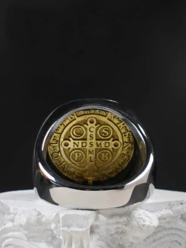 Vista 4 de Anillo de cruz de acero inoxidable católico de San Benito de titanio de dos tonos para hombres y mujeres, talla 7-13, Titanio Acero inoxidable Cobre