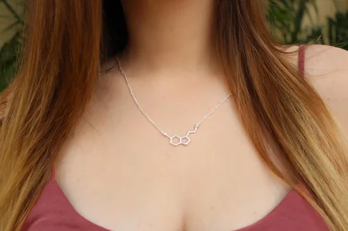 Vista 2 de Rosa Vila Happiness Serotonin Molecule Necklace For Women, Happy Serotonin Necklace, Science Jewelry For Women, Ideal Necklaces For Teacher