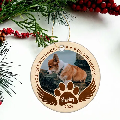 Vista 4 de Huellas de pata que dejaste en nuestros corazones Adorno 2025, Adornos personalizados para perros para árbol de Navidad, Adorno de cerámica