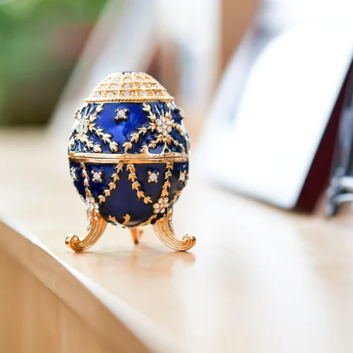 Vista 6 de Apropos Huevo Faberge de estilo vintage pintado a mano con esmalte rico y brillantes diamantes de imitación caja de joyería (azul)