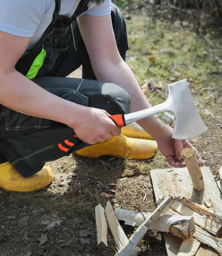 Vista 4 de Hacha de 13.8 pulgadas, hacha de campamento de acero de alto carbono y agarre de reducción de golpes con funda de nailon 47 EU
