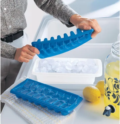 Vista 2 de Rubbermaid - Cubeta para cubitos de hielo, color blanco, con capacidad para 4 bandejas, diseño compacto, plástico duradero
