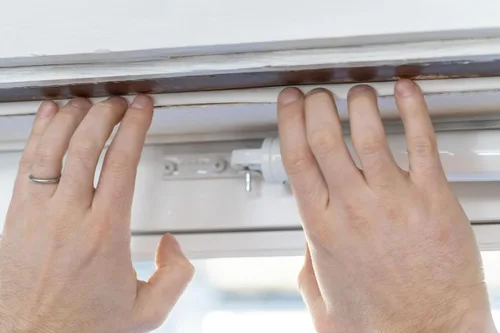 Vista 7 de Duck Brand Max Strength Sello de Burletes de Silicona para Puertas y Ventanas, Autoadhesivo, Se Adapta a Espacios Medianos de 1/8-1/4 Pulgadas, .31