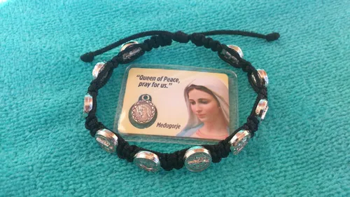 Vista 4 de Medjugorje - Pulsera de San Benito con cordón negro ajustable de Medjugorje + tarjeta sagrada