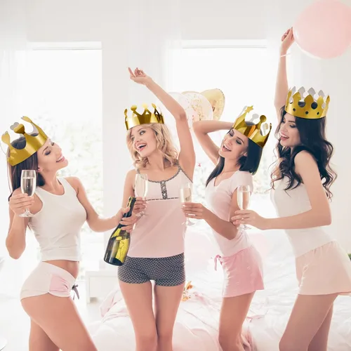 Vista 3 de Henoyso 72 coronas de papel dorado a granel 9 estilos King Prince Princess Gold Foil Paper Party Hat Cap para adultos, mujeres y hombres, fiesta