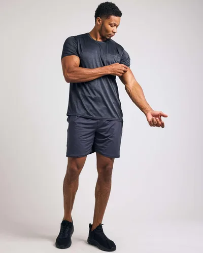 Vista 5 de Real Essentials Paquete de 4 camiseta deportiva de manga corta Dry-Fit para hombre (disponible en tallas grandes y altas)