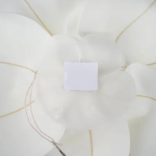 Vista 9 de Efavormart - Enormes rosas de espuma 3D para decoración de bodas, paquete de 2 flores artificiales blancas de 20 pulgadas, fondo de fiesta grande
