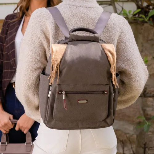 Vista 2 de Baggallini Mochila todo el día para mujer con pulsera de teléfono RFID tierra sombra oscura talla única