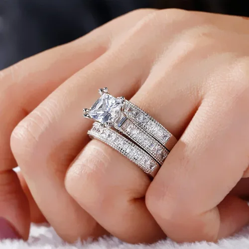 Vista 4 de Jeulia - Juego de 3 piezas de anillos de corte princesa juego nupcial de plata de ley con halo de diamantes, anillo de compromiso, anillo de boda