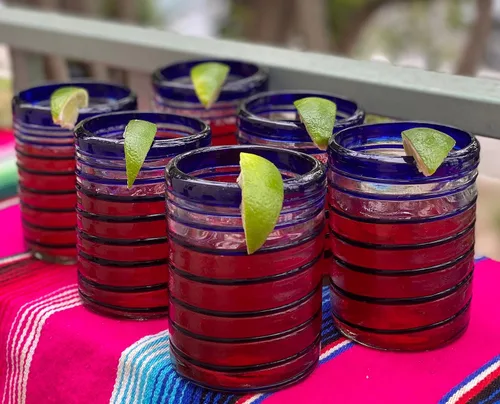 Vista 2 de Dos Sueños Vasos mexicanos soplados a mano, juego de 6 vasos con diseño de espiral azul (10 onzas cada uno)