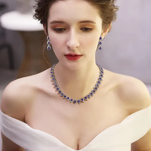 Vista 3 de EleQueen Juego de collar y aretes de circonita cúbica en tono plateado para mujer
