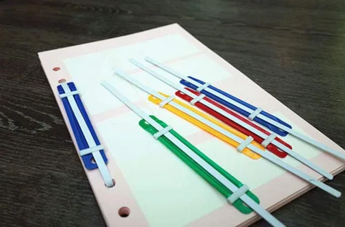 Vista 2 de 100 sujetadores de papel de plástico coloridos sujetadores de archivos de documentos de plástico de 2 agujeros, clips de carpeta de papel