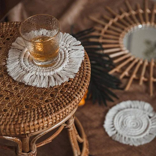 Vista 5 de Paquete de 2 posavasos de algodón hechos a mano de macramé, elegantes y absorbentes, 7.4 pulgadas, redondos, tejidos, bohemios, con borlas de flecos