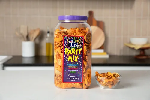 Vista 4 de Utz - Mix para fiestas en barril de 737,1 g (26 onzas). La sabrosa mezcla de picadillos incluye tortillas de maíz, tortillas de nachos, pretzels