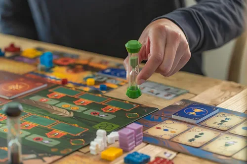 Vista 7 de Stonemaier Games: Péndulo por Travis P Jones Un juego de mesa de estrategia de colocación de trabajadores, optimización del tiempo El tiempo es