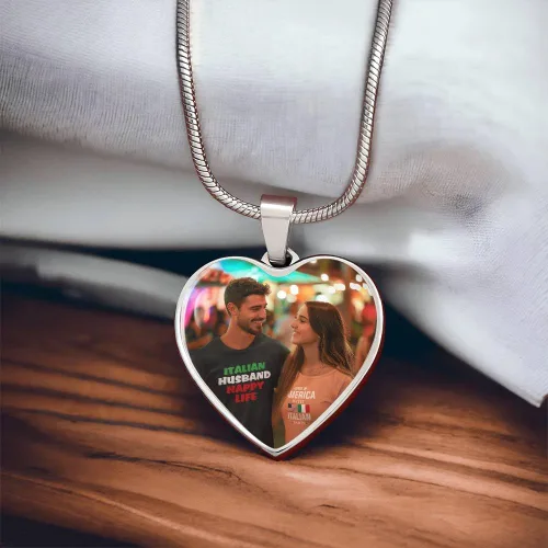 Vista 6 de Collar de corazón de plata con foto personalizada pon tu imagen favorita en esta joyería con tu mensaje personalizado grabado como un regalo