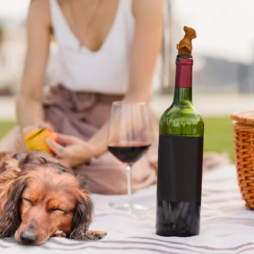 Vista 5 de Genuine Fred WINER DOG Tapón para botella, tapón de vino de silicona con bonito diseño de perro salchicha – Mantiene un sello hermético – Divertido