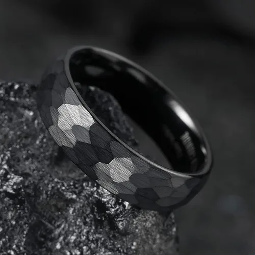 Vista 3 de King Will Anillos de tungsteno martillado de 0.315 pulgadas para hombres y mujeres abovedados negroplata y oro rosa cepillado anillo de boda