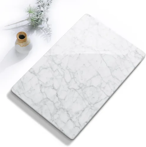 Vista 2 de Yew & Tulip Tabla de mármol blanco de 16 x 10 pulgadas con patas de goma antideslizantes, masa y tabla de cortar