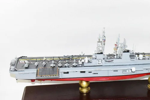 Vista 6 de Squadron Nostalgia LLC USS Makin Island (LHD-8) Barco de asalto anfibio, modelo de barco de asalto, avispa, 24 pulgadas, caoba