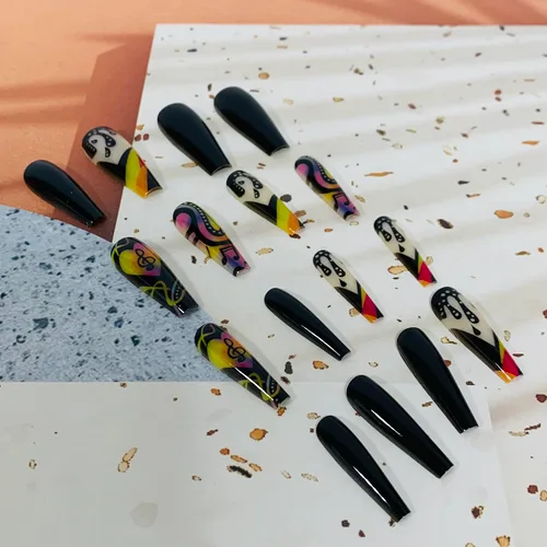 Vista 2 de 24 uñas postizas cuadradas de color negro brillante, de cobertura completa, con diseños de notas musicales, uñas postizas acrílicas con pegamento