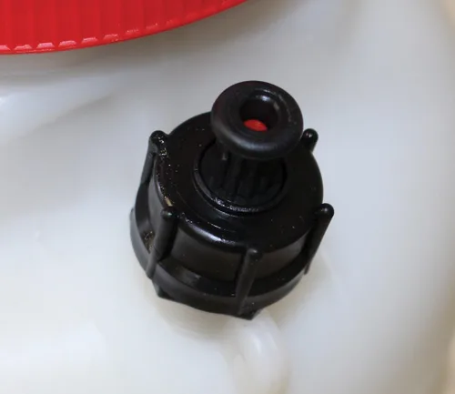 Vista 3 de Pulverizador de mano SOLO 456 de 2 galones con sellos Viton® en ubicaciones clave. Los sellos Viton® resisten productos químicos agresivos. Diseñado