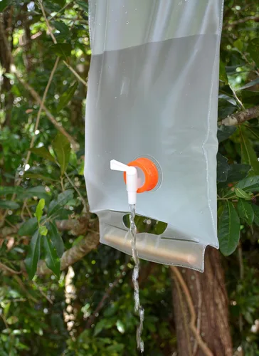 Vista 4 de ust Transportador de agua plegable enrollable de 10 litros con asas de madera y sin BPA, construcción transparente para beber, bañarse, acampar