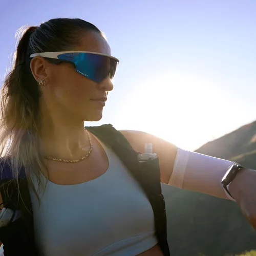 Vista 2 de Oakley Meta Vanguard with Meta AI, Audio, Photo, Video Compatibility - White, Prizm™ Sapphire