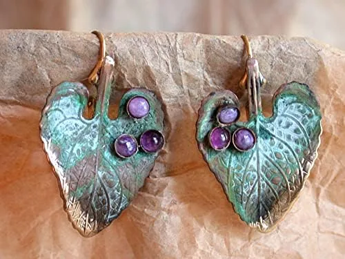 Vista 2 de Pendientes Verdigris Patina Leaf - Amatista, Charoita - Fabricados en Estados Unidos, Oro amarillo Latón, Amatista, charoita