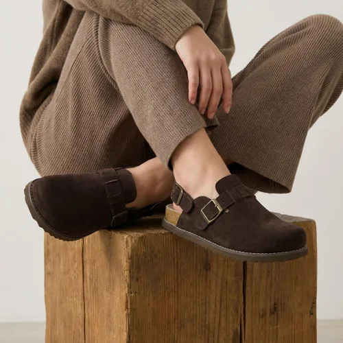 Vista 6 de CUSHIONAIRE Brooklyn - Zuecos de gamuza auténtica con hebilla para mujer Gamuza auténtica de chocolate